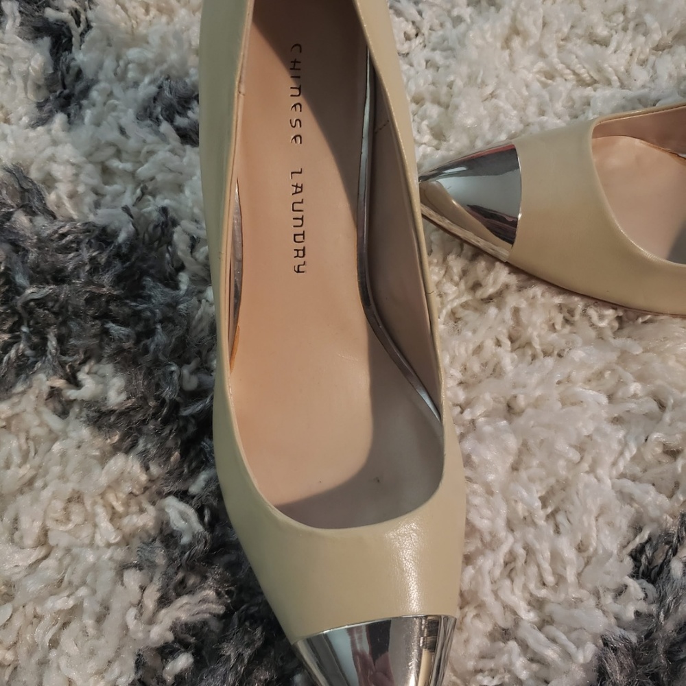 silver cap toe pump - Picture 2 of 3